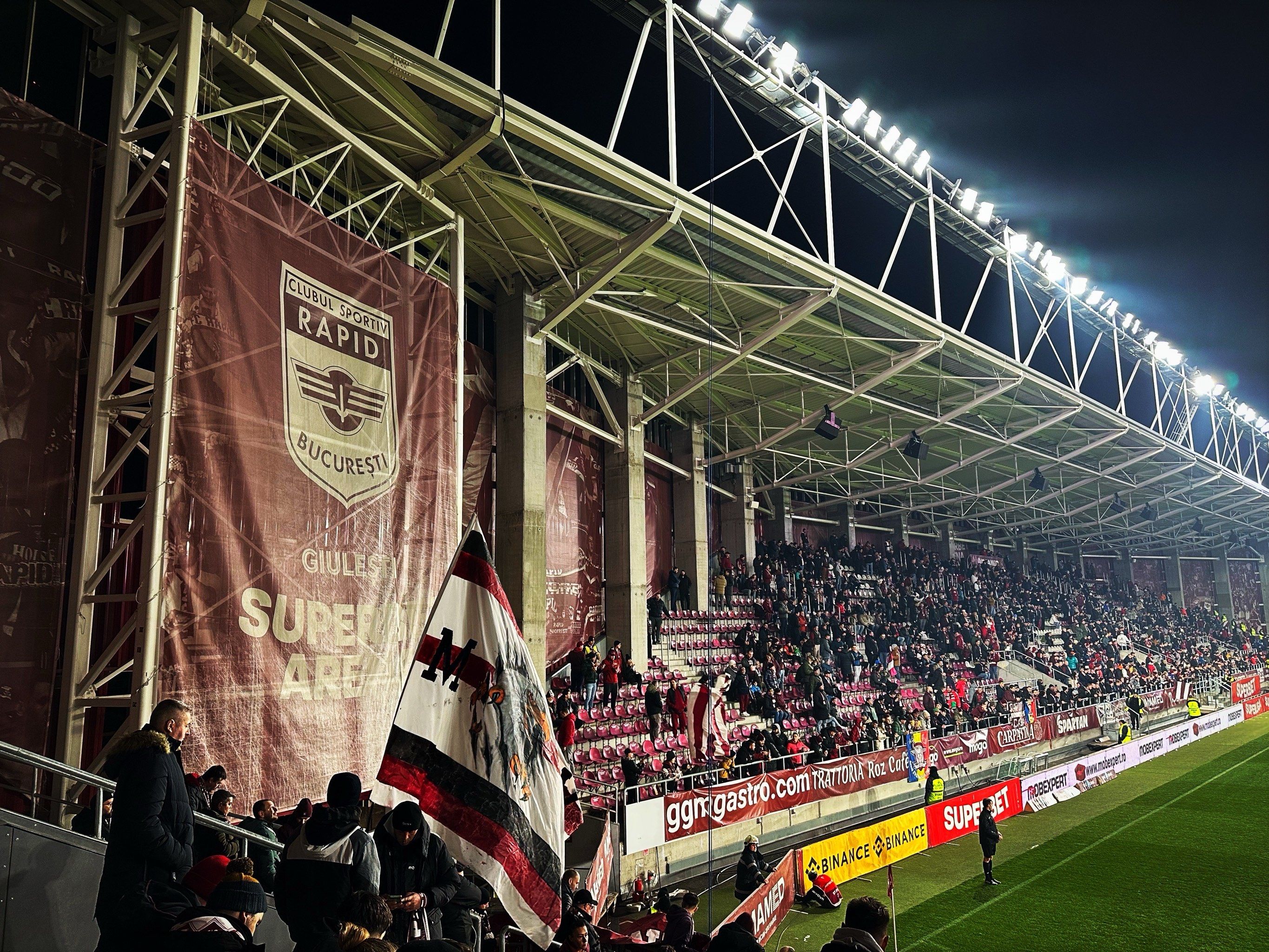 篮球场上气氛激烈